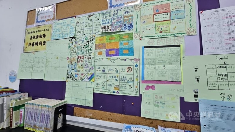 馬來西亞吉隆坡台灣學校以正體中文教學為核心，圖為教室後方布告板張貼以正體中文寫作的文章和圖畫。中央社記者黃自強吉隆坡攝　115年5月1日