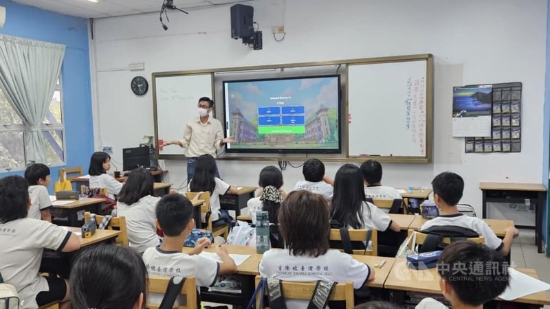 馬來西亞吉隆坡台灣學校以正體中文教學為核心，推動華語、英語與馬來語三語並行教學，學生們專心聆聽老師教學。中央社記者黃自強吉隆坡攝　115年5月1日