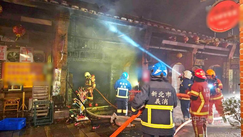 新北市消防局1日晚間獲報指深坑區深坑街一處磚造房屋冒煙，人車動員前往搶救，屋內雜物燃燒，幸無人傷，起火原因待調查。（翻攝畫面）中央社記者黃旭昇傳真　115年5月1日