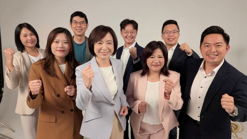民進黨立委、台中市長參選人何欣純（前右3）與同黨台中市議員參選人1日合體拍攝定裝照，展現台中隊團結氣勢。（何欣純辦公室提供）中央社記者趙麗妍傳真　115年5月1日