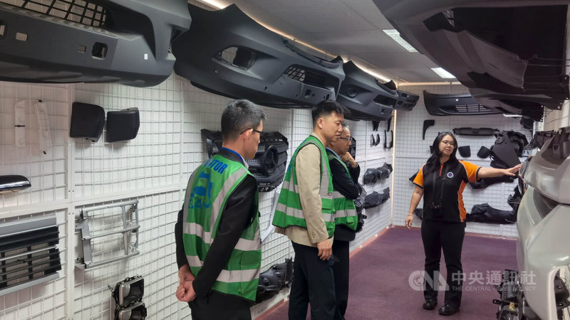 南非台資企業Gemoto Industrial Alliance（GIA）展示多項汽車內外裝零組件，應用於BMW、Ford、Opel及Volkswagen等車廠供應體系。專案經理盧佳怡（右）說明產品設計與應用情形，呈現企業由通路延伸至製造的供應鏈能力。中央社記者李依璇約翰尼斯堡攝　115年5月1日