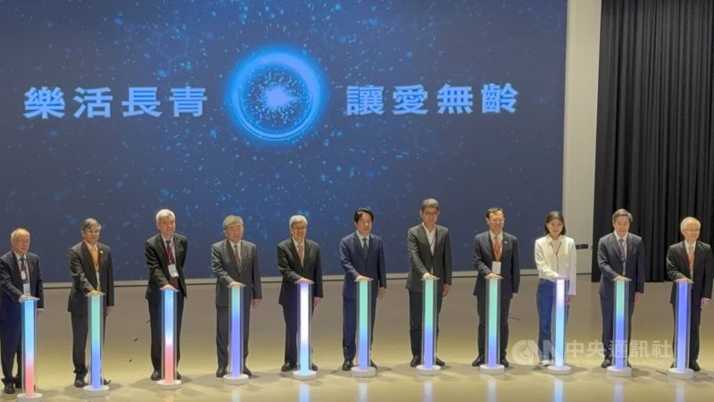 國衛院1日舉行國家高齡醫學暨健康福祉研究中心落成典禮，總統賴清德（右6）、民進黨立委劉建國（右5）、前副總統陳建仁（左5）和國衛院長司徒惠康（左3）等人出席，見證歷史一刻。 中央社記者姜宜菁攝  115年5月1日