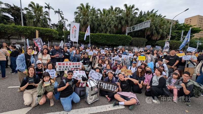 台北市社工職業工會等民間團體在1日率約200名社工參與五一勞動節勞工大遊行，高喊「社工不當替罪羊、社工不當背鍋俠、社工安全要保障、基層聲音要聽見」等訴求。中央社記者曾以寧攝　115年5月1日