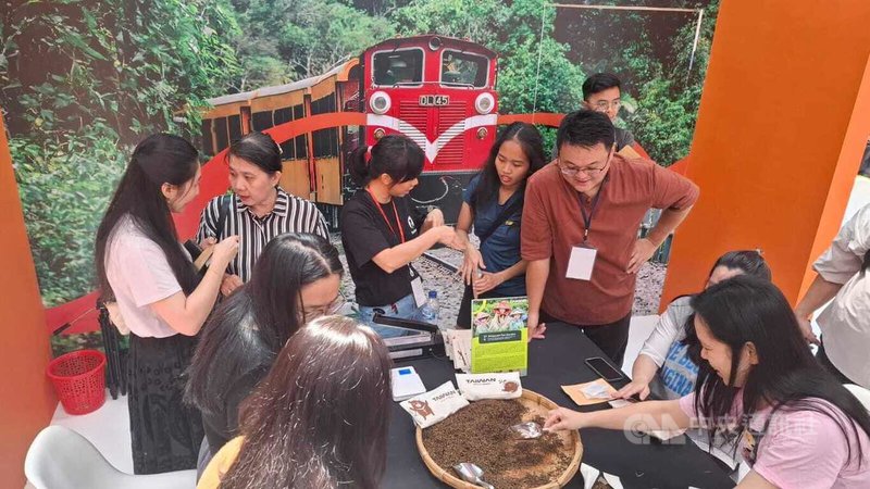 交通部觀光署在印尼雅加達舉辦台灣旅展，1日開幕活動中，星源茶園指導印尼民眾親手製作DIY紀念茶包。中央社記者羅薇佳雅加達攝　115年5月1日
