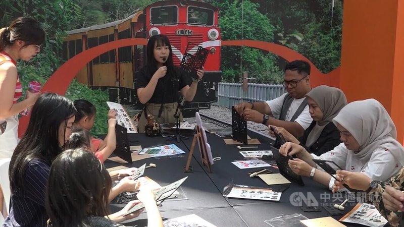 交通部觀光署在印尼雅加達舉辦台灣旅展，1日開幕活動中，卷木森活館透過拼版模型讓印尼民眾認識環保建材。中央社記者羅薇佳雅加達攝　115年5月1日