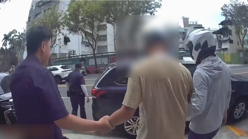 高雄陳姓男子因涉詐欺案遭檢方通緝，為給伴侶一個安心承諾，陳男選擇先完成結婚登記，再主動聯繫員警投案，並在戶政事務所門口接受警方逮捕，為過去誤觸法網行為負責，全案詢後解送高雄地檢署歸案。（高雄鹽埕警分局提供）中央社記者洪學廣傳真　115年5月1日