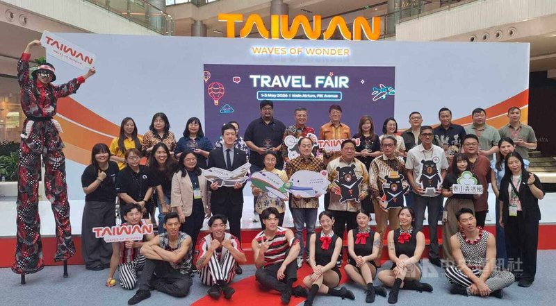 交通部觀光署1日至3日在印尼雅加達舉辦台灣旅展，由駐印尼代表處公使林信任（上排左7）與駐雅加達台灣觀光服務處主任周士弼（上排左6）開幕致詞，透過展示各種台灣文化，吸引更多印尼人赴台旅遊。中央社記者羅薇佳雅加達攝　115年5月1日