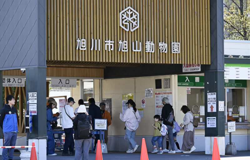 日本警方4月30日逮捕北海道旭山動物園一名涉嫌在園內焚燒妻子遺體的男員工後，動物園5月1日起開放迎接遊客。（共同社）