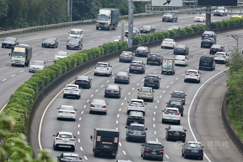 圖為國道3號土城路段車潮。 中央社記者王飛華攝　115年5月1日
