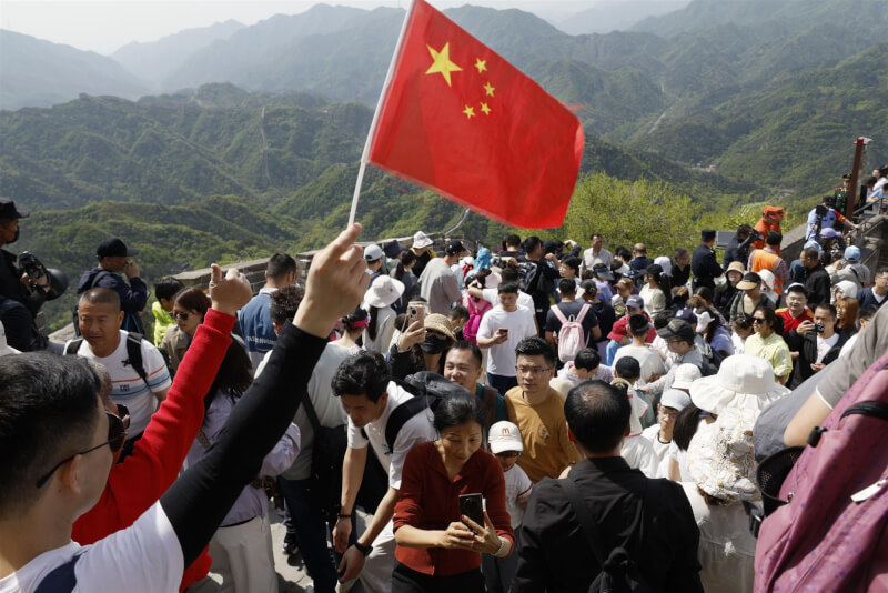 圖為中國北京萬里長城的觀光客。（共同社）