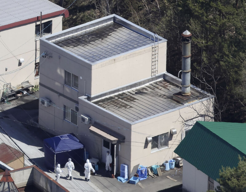 旭山動物園33歲員工鈴木達也涉嫌在園內焚燒妻子遺體，警方4月30日進行調查。（共同社）