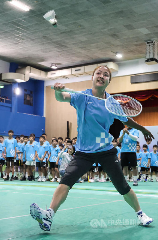 日本羽球名將奧原希望（前）來台參與Mizuno「Follow Your Will Session」活動，1日上午在台北市大同高中指導來自全台各地的國小選手，並在場上與台灣羽球選手交流、展現精湛球技。中央社記者趙世勳攝　115年5月1日