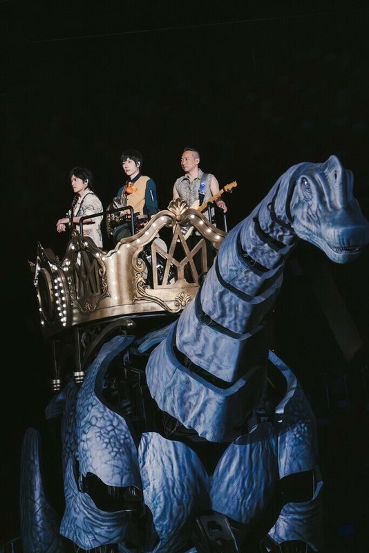 樂團五月天（圖）4月30日起在北京鳥巢舉辦12場5525+2「回到那一天」25週年巡迴演唱會北京站無限延伸版，斥資近新台幣9000萬元打造侏羅紀世界，25隻巨型恐龍零距離環場。（相信音樂提供）中央社記者洪素津傳真　115年5月1日
