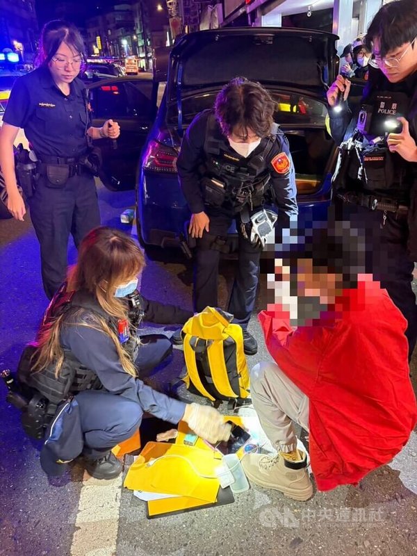 新北警方1日破獲一起擄人強押上車案件，經攔查發現被害人為詐騙集團面交車手，全案疑為詐團內部黑吃黑搶奪贓款，共有3人落網，訊後分別移送。（翻攝畫面）中央社記者黃旭昇傳真　115年5月1日