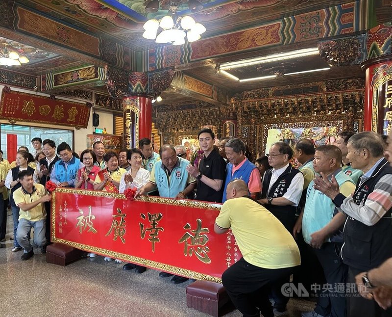 台中市長盧秀燕（前排，白衣者）1日到南屯區水安宮參拜並贈匾表示，水安宮為地方信仰中心，應表揚廟方董事會長期濟弱扶貧。中央社記者趙麗妍攝　115年5月1日
