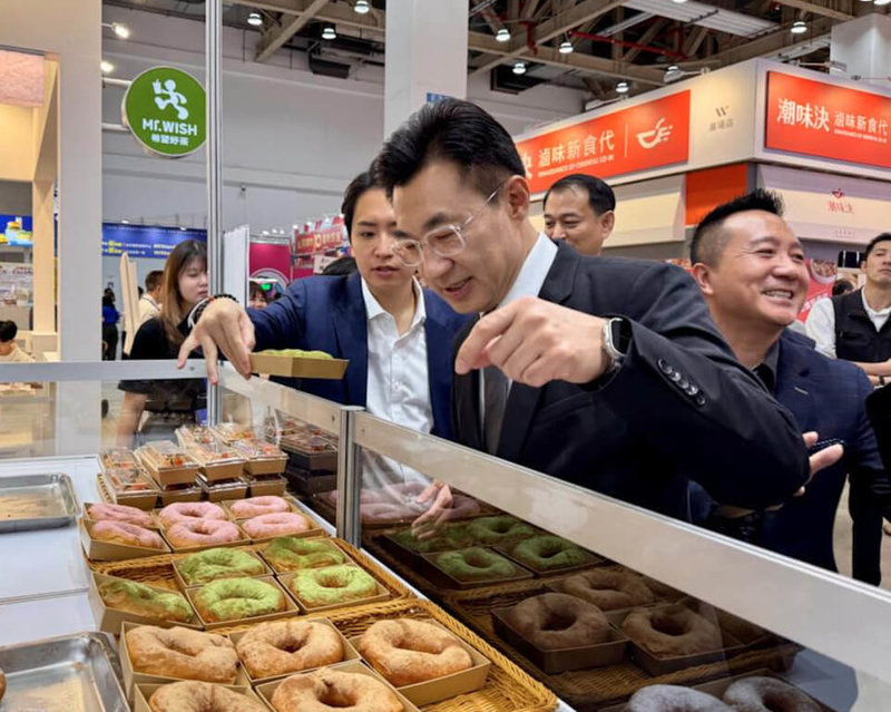 2026台灣連鎖加盟創業大展1日在台中國際會展中心登場,國民黨台中市長參選人江啟臣(前)參訪現場攤位。(江啟臣辦公室提供)中央社記者趙麗妍傳真 115年5月1日