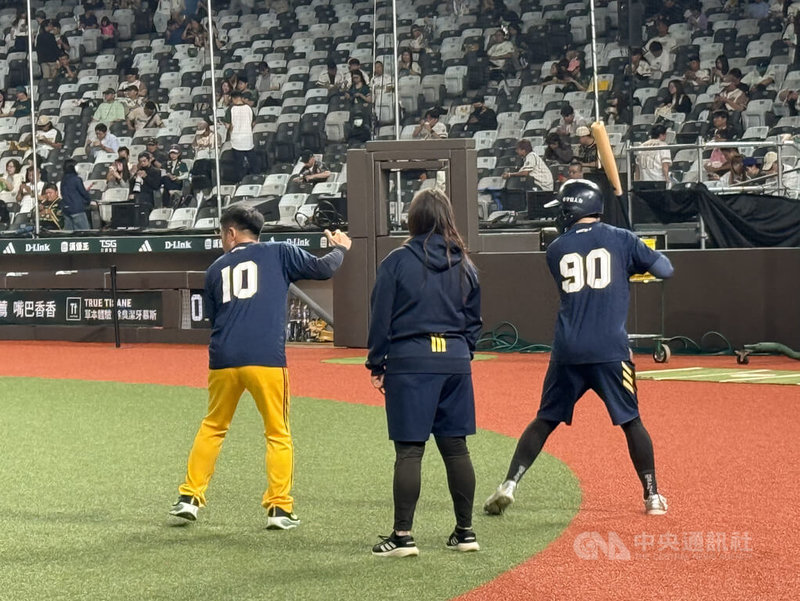 中華職棒中信兄弟隊總教練平野惠一（左）2日賽前特別指點游擊手江坤宇（右），平野惠一表示，主要是提醒抓節奏的「撇步」。中央社記者謝靜雯攝　115年5月2日