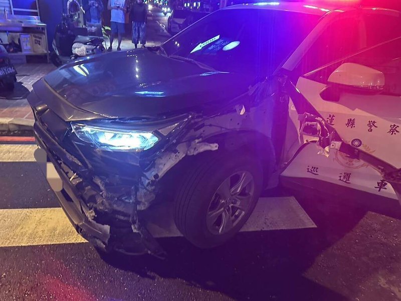 花蓮警方2日凌晨在花蓮市區發現疑有汽、機車從事可疑交易欲攔檢，但2車分頭逃逸，隨後上演一場暗夜追逐戰，警車在過程不慎撞上牆面、車頭毀損。（花蓮警分局提供）中央社記者張祈傳真　115年5月2日