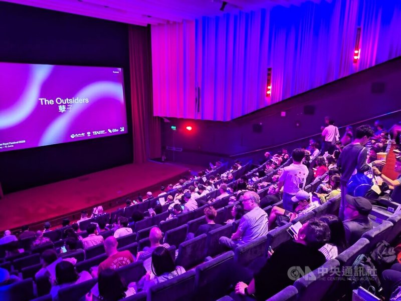 2026年英國「亞洲酷兒藝術節」1日晚間在倫敦登場，開幕片為導演虞戡平1986年的電影作品「孽子」4K修復版，吸引近300位觀眾，圖為放映前觀眾陸續入座。中央社記者陳韻聿倫敦攝　115年5月2日