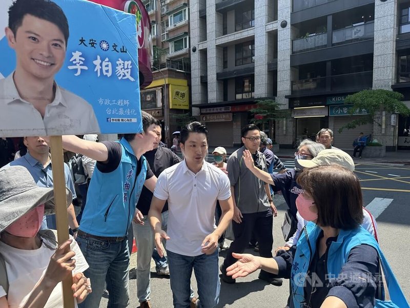 台北市長蔣萬安（左3）2日陪中國國民黨籍台北市議員李柏毅（左2）到景美市場發康乃馨預祝母親節快樂，蔣萬安活動前接受媒體聯訪，回應市區老鼠頻傳議題等。中央社記者劉建邦攝　115年5月2日