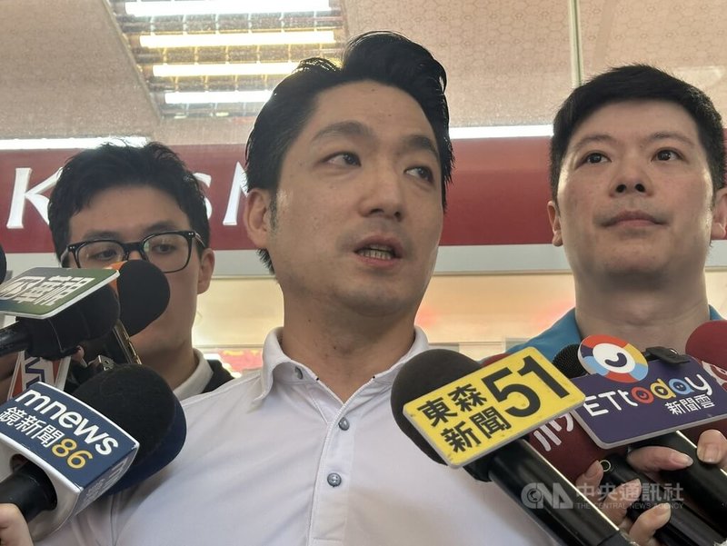台北市長蔣萬安（中）陪同國民黨籍市議員李柏毅（右）2日在景美市場發康乃馨，活動前接受聯訪。蔣萬安被問及軍購案議題時，表示支持厚植台灣國防實力及必要且合宜的國防採購中央社記者劉建邦攝　115年5月2日