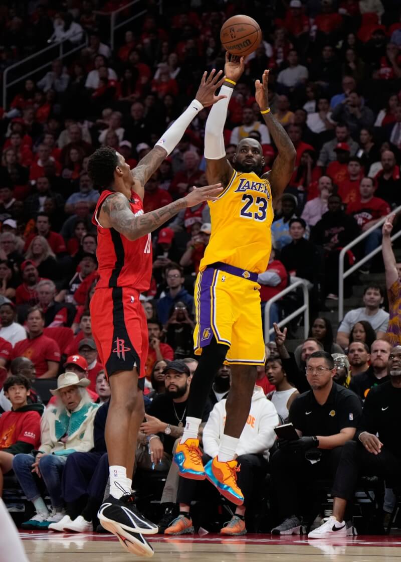 美國職籃NBA洛杉磯湖人球星詹姆斯（黃衣者）在1日的比賽攻下全場最高28分，助隊取勝。（美聯社）