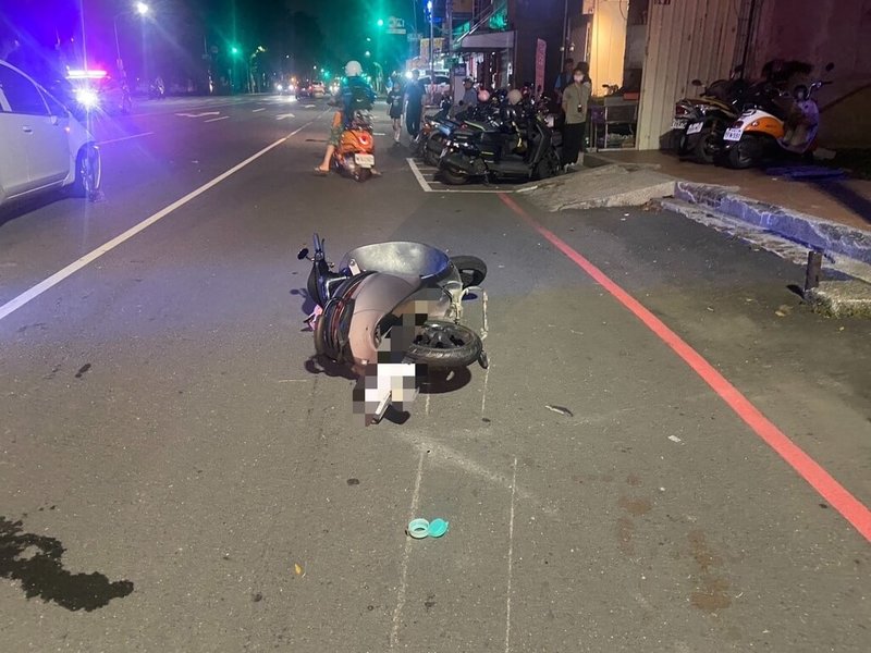 黃姓男子1日開車行經高雄左營區，疑疲勞駕駛撞擊到高雄旅遊的行人黃姓母女和女婿張姓男子，再波及1輛機車騎士和乘客，其中黃姓婦人和女婿送醫不治，共釀2死3傷。（高雄市政府警察局左營分局提供）中央社記者洪學廣傳真　115年5月2日