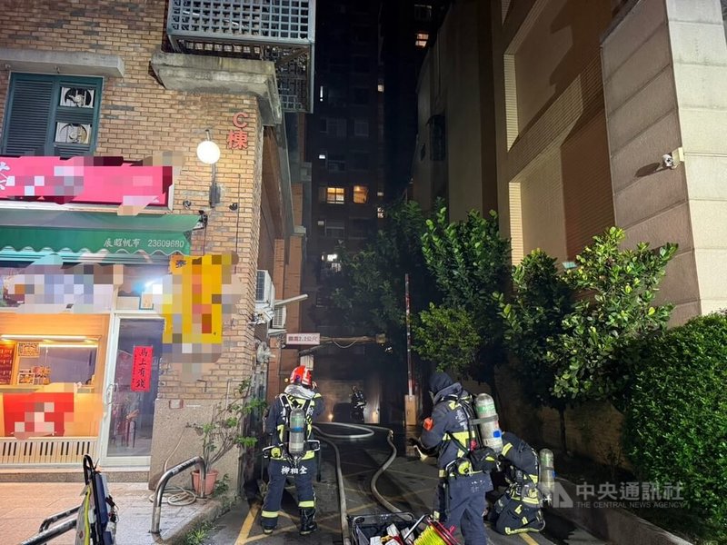 台中1名男子1日晚間酒後開車，於南區1處路口撞擊1輛機車，他未下車查看且一路拖行，導致汽車底盤起火燃燒，他棄車逃逸時被附近民眾壓制報案，警方到場逮人，消防局獲報撲滅火勢。（翻攝照片）中央社記者蘇木春傳真　115年5月2日