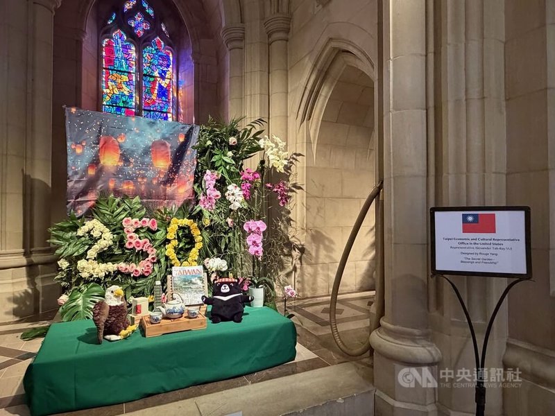 美國華盛頓國家大教堂花卉市集活動1日登場，駐美代表處獲邀參加其中的「國際花卉展示會」，作品以台灣蝴蝶蘭和美國國花玫瑰交織雙邊情誼。中央社記者侯姿瑩華盛頓攝 115年5月2日