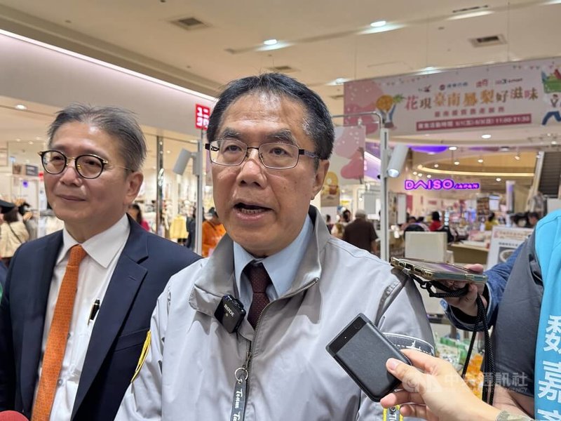 台南市發生姊妹「老老照顧」長照悲歌，台南市長黃偉哲（中）2日在花蓮受訪表示，社會局案發前曾到府訪視，但受助者心情轉折很快，未來縮短關懷介入的時機點。中央社記者張祈攝　115年5月2日