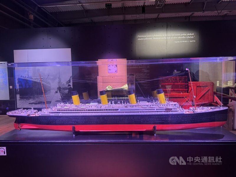 近期布拉格「鐵達尼號展」展出百件沉船文物，包含乘客的個人物品、餐具、鐵窗、吊燈。這些文物都被專業團隊精心修復與保存，訴說著鐵達尼號傳奇又悲傷的故事。圖為鐵達尼號模型。中央社記者劉郁葶布拉格攝 115年5月2日