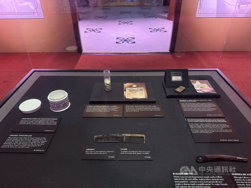近期布拉格「鐵達尼號展」展出百件自鐵達尼號沉沒後打撈文物，包含乘客的個人物品，例如陶瓷漱洗罐、梳子、個人藥品與刮鬍刀片等。中央社記者劉郁葶布拉格攝 115年5月2日