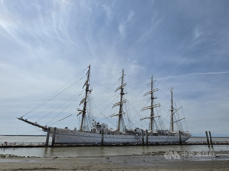 世界知名日本大型帆船「海王丸」（Kaiwo Maru）從東京跨越太平洋，駛至加拿大西岸，停靠在列治文市史蒂夫斯頓漁村岸邊。中央社記者程愛芬溫哥華攝　115年5月2日
