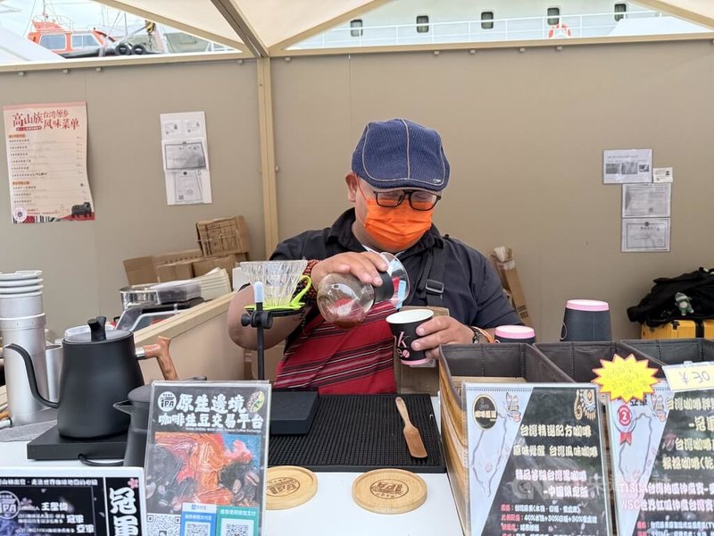 來自台灣排灣族的「原生邊境咖啡」創辦人王聖偉，本身是咖啡莊園主，在屏東與廈門都有經營咖啡廳，他的咖啡豆也曾在大小賽事中獲得冠亞軍。中央社記者廖文綺上海攝　115年5月2日