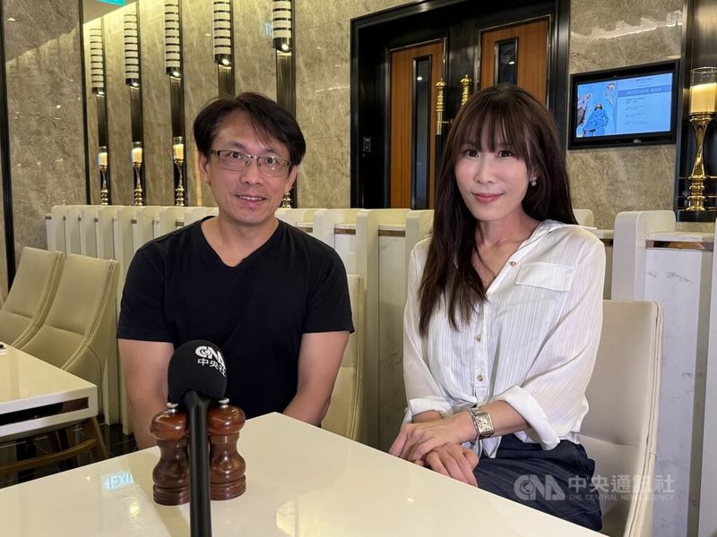 深入南北極拍攝的紀錄片「守護我們的星球」導演舒夢蘭（右）與攝影陳一松（左）參與新加坡華語電影節，2日接受中央社專訪。中央社記者吳昇鴻新加坡攝  115年5月2日
