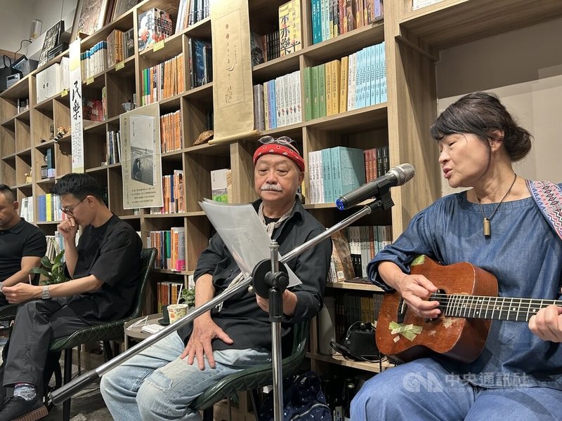 身兼詩人、作家、劇場人等多重身分的鍾喬（中）近期出版「南方行過」一書，2日在台北民樂書坊舉行新書發表會，開場朗誦自身詩作，在金曲歌后羅思容（右）的歌聲與吉他伴奏下，感性訴說他一路走來的心聲。中央社記者邱祖胤攝　115年5月2日