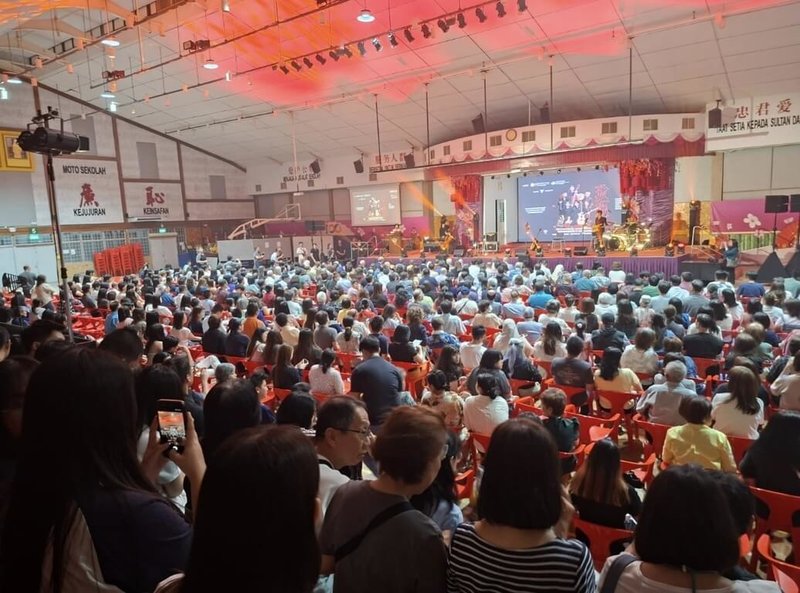 駐汶萊代表處與汶萊台灣商會主辦、汶萊中華中學及馬來奕中華中學協辦的「台灣玫瑰墓樂團『音愛生命』演唱會」1日登場，吸引許多人到場。（駐汶萊代表處提供）中央社記者吳昇鴻新加坡傳真 115年5月2日