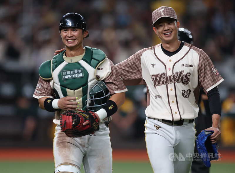 中華職棒台鋼雄鷹隊吳明鴻（左）今年兼具教練與選手身分，教學相長，2日例行賽先發與投手黃子鵬（右）搭配，是兩人睽違約10年的投捕搭檔。中央社記者張新偉攝　115年5月2日