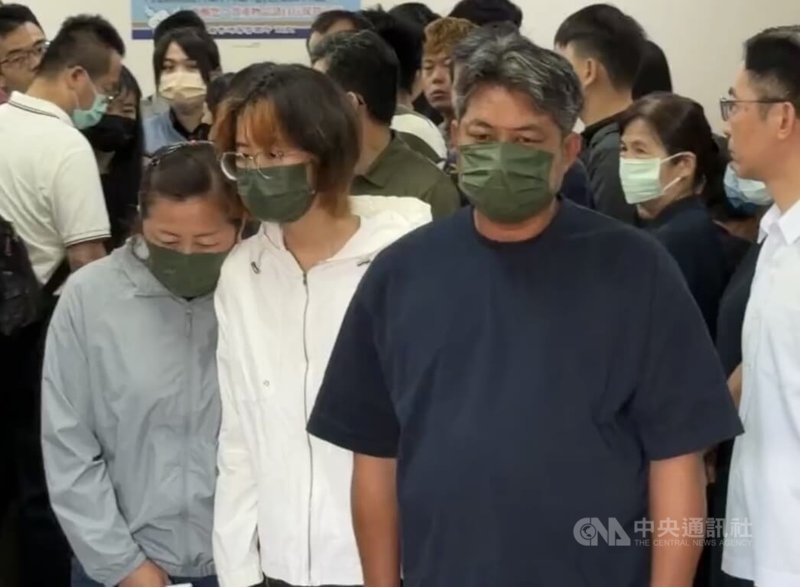 台南市警察局第四分局鄭姓女警4月28日騎車遭後方機車追撞，再與遊覽車擦撞倒地被輾壓死亡，涉案機車騎士戴姓女大學生（左2）2日現身靈堂鞠躬致意。中央社記者張榮祥台南攝　115年5月2日