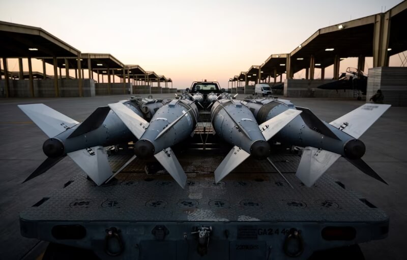 圖為待裝填至戰機上的美軍彈藥系統。（美國空軍／路透社）