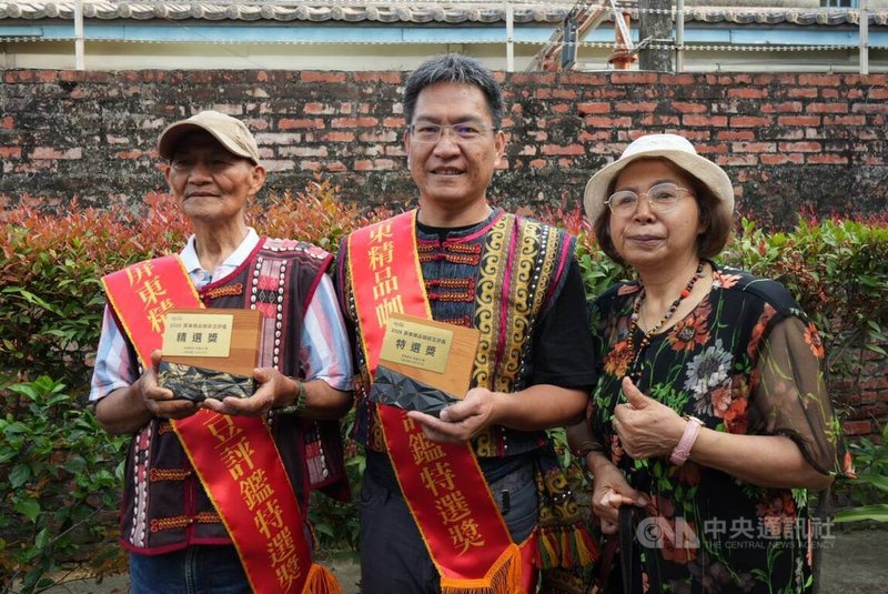 望香咖啡莊園榮獲2026年屏東精品咖啡豆評鑑特選獎，已是6連霸獲獎，得主卓永昌（中）2日與父母開心領獎，也大方分享種植3心法。中央社記者黃郁菁攝　115年5月2日