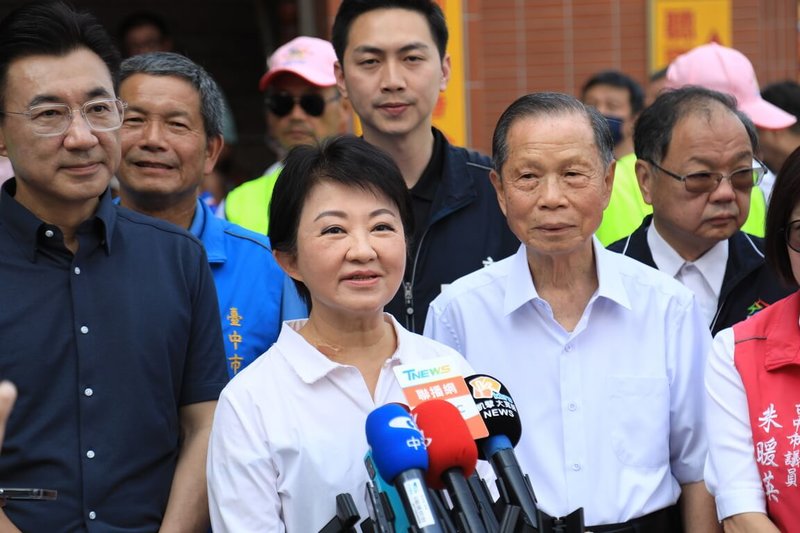 國民黨近日內部對軍購特別預算意見分歧，台中市長盧秀燕（中）2日接受媒體聯訪表示，不管是城市、家庭、國家，無論哪一個組織，家和萬事才會興。（台中市府提供）中央社記者蘇木春傳真　115年5月2日