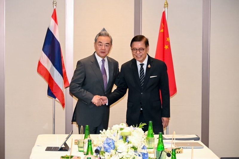 中東戰爭衝擊東南亞各國經濟，有分析指出，美國在東南亞的信任度下滑，各國未來將更傾向維持戰略彈性，避免在美中兩國間選邊站。圖為中國外長王毅（左）4月24日訪問泰國時，與泰國副總理兼外交部長希哈薩（右）會面合影。（泰國外交部提供）中央社記者李宗憲曼谷傳真　115年5月2日