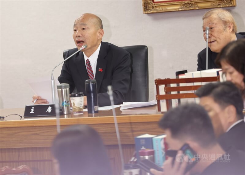圖為立法院長韓國瑜（左）4月15日下午召集朝野黨團協商「115年度中央政府總預算案」及軍購特別條例草案。（中央社檔案照片）