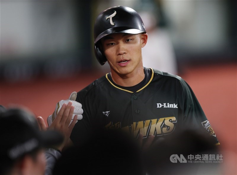 中職台鋼雄鷹隊野手王柏融（圖）1日因盜壘右大腿後側肌肉緊繃，總教練洪一中表示，可能接下來兩場都無法上場。（中央社檔案照片）