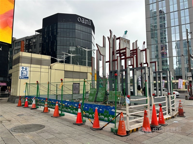 圖為西門町商圈的首批負壓式吸菸室動工狀況。(中央社檔案照片)