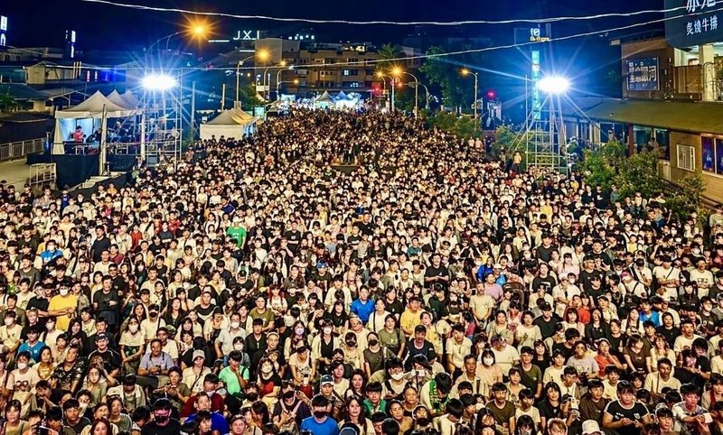 屏東年度觀光盛事「黑鮪魚文化觀光季」正式登場，首場海洋音樂會2日晚間在東港舉行，吸引超過萬人到場共襄盛舉。（屏東縣政府傳播暨國際事務處提供）中央社記者黃郁菁傳真 115年5月2日