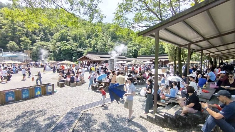 勞動節連假第2天，宜蘭縣內主要風景區2日都湧現人潮，其中清水地熱遊憩區停車場1位難求。（宜蘭縣政府提供）中央社記者沈如峰傳真 115年5月2日