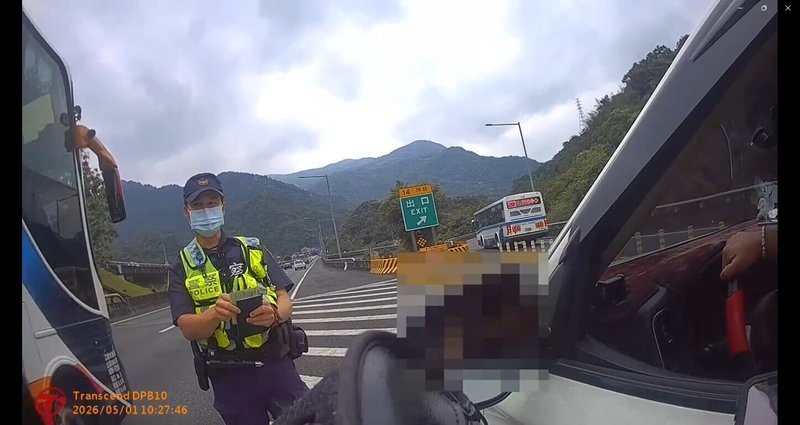 國道5號坪林交流道1日發生至少8輛汽車排隊逆向誤駛入出口匝道事件，警方獲報後已攔獲3部汽車，依違反道路交通管理處罰條例開罰，其餘違規車輛則不排除循監視器開罰。（警方提供）中央社記者沈如峰宜蘭縣傳真　115年5月2日
