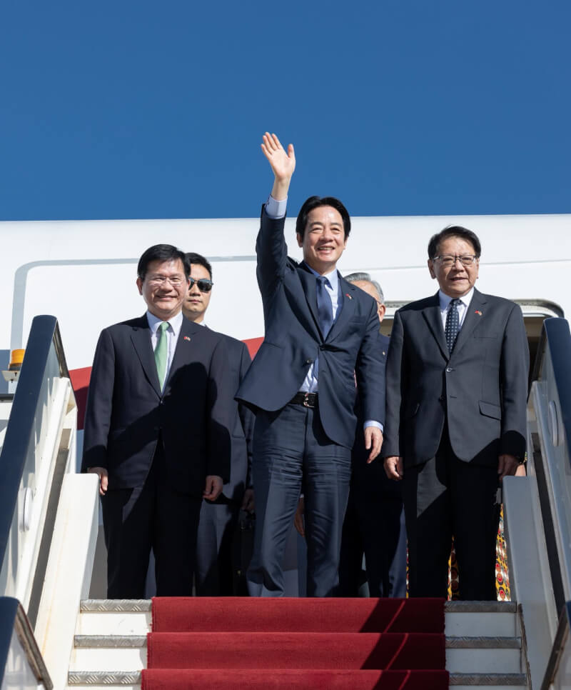 總統賴清德（中）2日在臉書發文表示，他抵達友邦史瓦帝尼。（圖取自facebook.com/chingte）